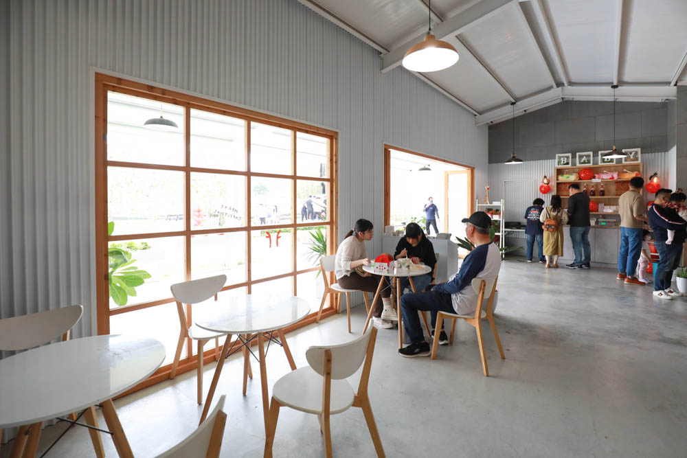 苗栗大湖｜紅色琉璃瓦草莓園 & suhu cafe。寵物友善高架草莓園、網美系咖啡廳、每日新鮮限定草莓千層！