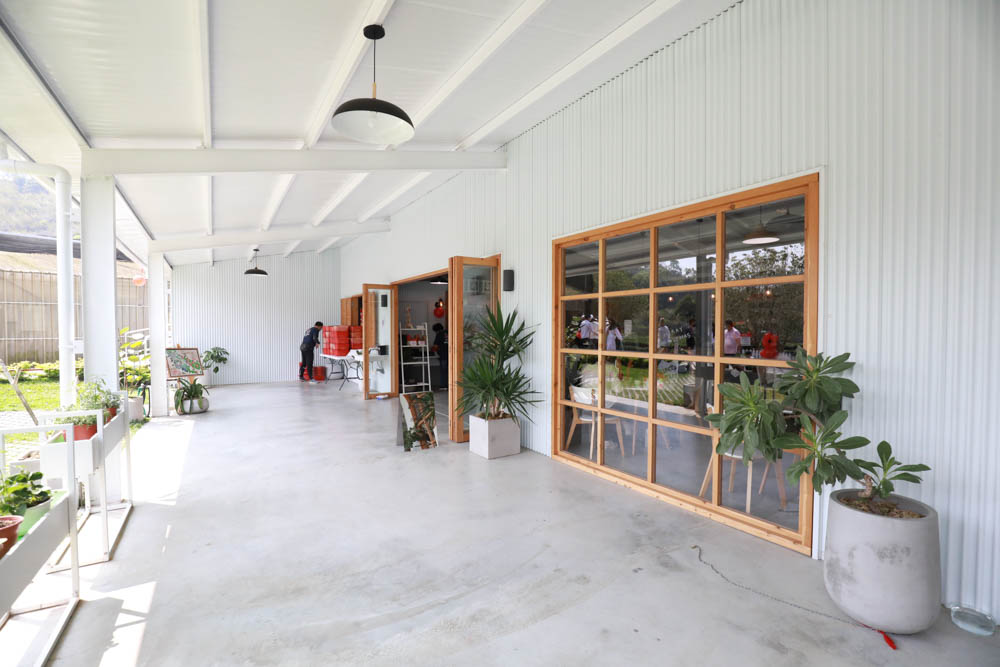 苗栗大湖｜紅色琉璃瓦草莓園 & suhu cafe。寵物友善高架草莓園、網美系咖啡廳、每日新鮮限定草莓千層！