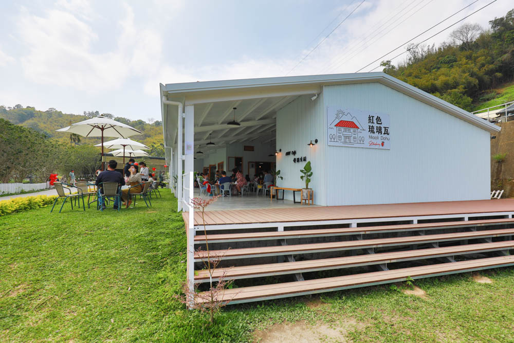苗栗大湖|紅色琉璃瓦草莓園 & suhu cafe。寵物友善高架草莓園、網美系咖啡廳、每日新鮮限定草莓千層! - 第5張圖 苗栗大湖|紅色琉璃瓦草莓園 & suhu cafe。寵物友善高架草莓園、網美系咖啡廳、每日新鮮限定草莓千層!