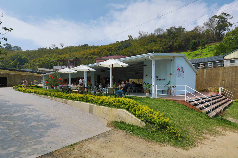 苗栗大湖｜紅色琉璃瓦草莓園 & suhu cafe。寵物友善高架草莓園、網美系咖啡廳、每日新鮮限定草莓千層！