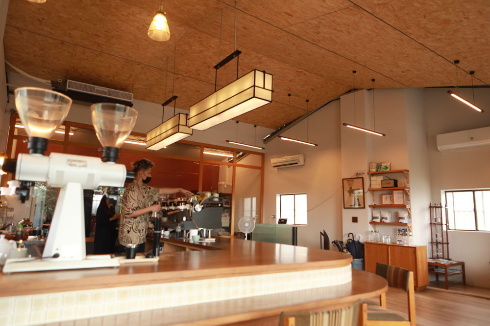 新店美食｜綠河Green River Roastery。寵物友善餐廳、新店碧潭咖啡廳、老宅咖啡廳、小京都咖啡館