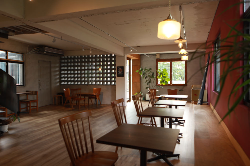 新店美食｜綠河Green River Roastery。寵物友善餐廳、新店碧潭咖啡廳、老宅咖啡廳、小京都咖啡館