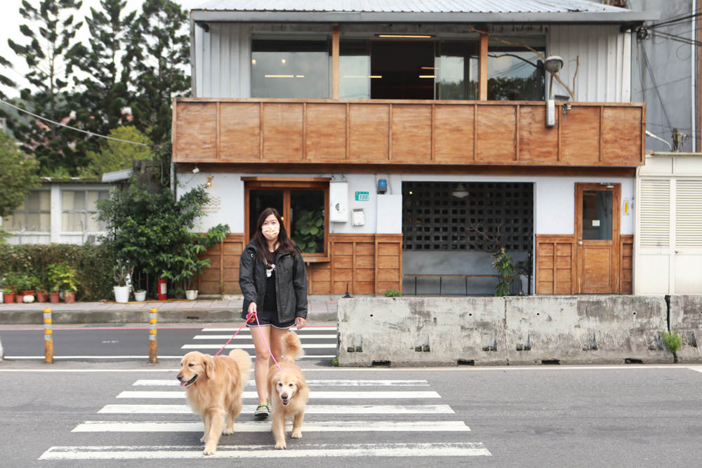 新店美食｜綠河Green River Roastery。寵物友善餐廳、新店碧潭咖啡廳、老宅咖啡廳、小京都咖啡館