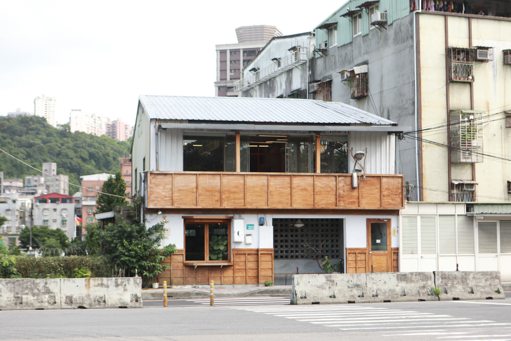 新店美食｜綠河Green River Roastery。寵物友善餐廳、新店碧潭咖啡廳、老宅咖啡廳、小京都咖啡館