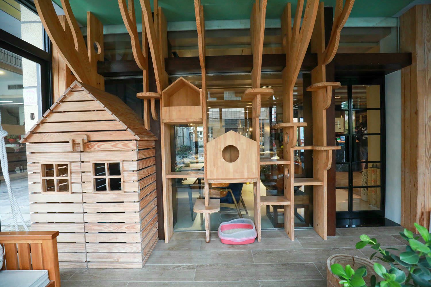 宜蘭礁溪溫泉飯店｜美嘉美溫泉大飯店。宜蘭礁溪寵物友善溫泉飯店、一泊三食吃到飽（下午茶、宵夜、早餐）、還有可與貓咪互動的可愛貓房！