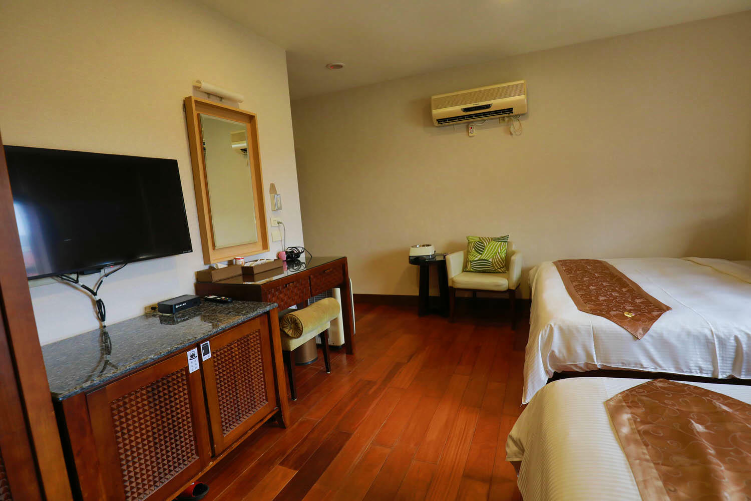 宜蘭礁溪溫泉飯店｜美嘉美溫泉大飯店。宜蘭礁溪寵物友善溫泉飯店、一泊三食吃到飽（下午茶、宵夜、早餐）、還有可與貓咪互動的可愛貓房！