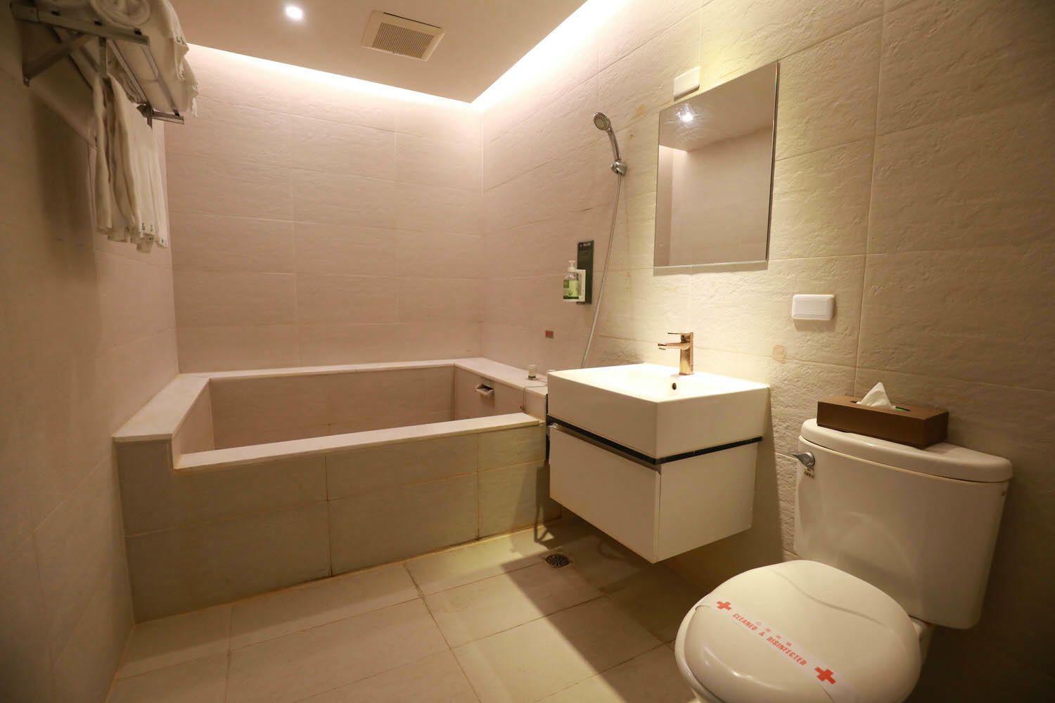 宜蘭礁溪溫泉飯店｜美嘉美溫泉大飯店。宜蘭礁溪寵物友善溫泉飯店、一泊三食吃到飽（下午茶、宵夜、早餐）、還有可與貓咪互動的可愛貓房！