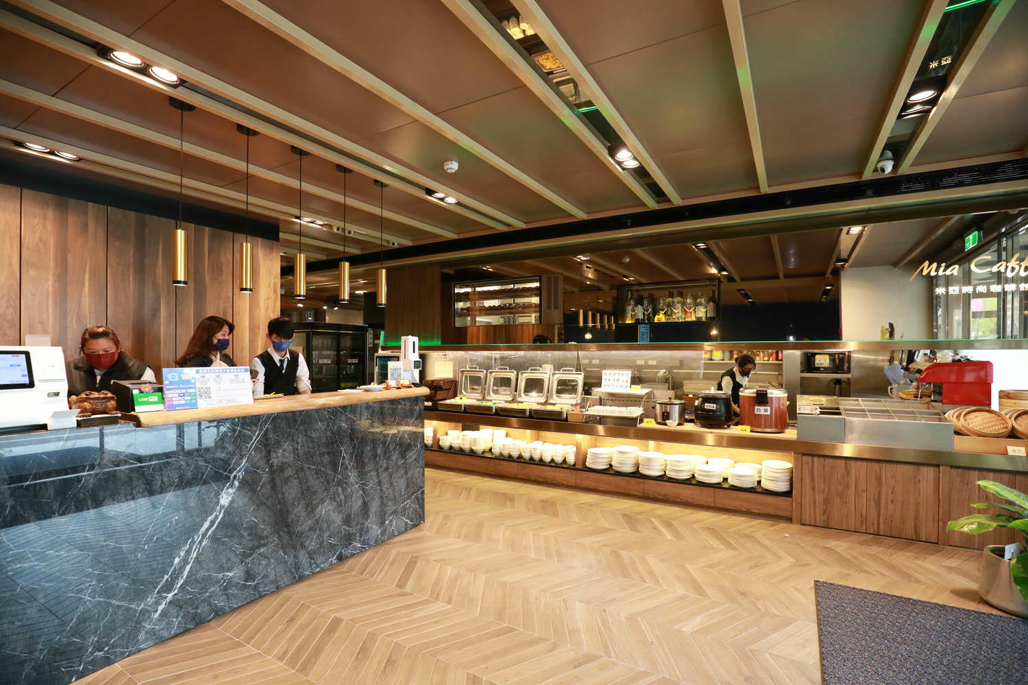 宜蘭礁溪溫泉飯店｜美嘉美溫泉大飯店。宜蘭礁溪寵物友善溫泉飯店、一泊三食吃到飽（下午茶、宵夜、早餐）、還有可與貓咪互動的可愛貓房！