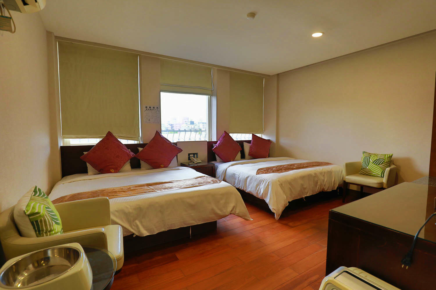 宜蘭礁溪溫泉飯店｜美嘉美溫泉大飯店。宜蘭礁溪寵物友善溫泉飯店、一泊三食吃到飽（下午茶、宵夜、早餐）、還有可與貓咪互動的可愛貓房！