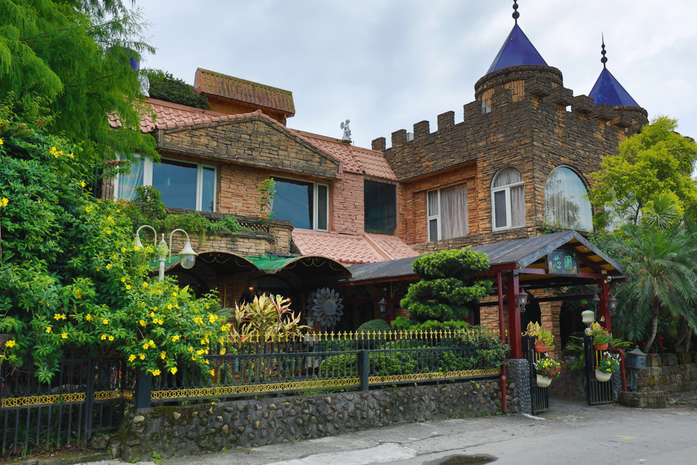 宜蘭冬山民宿｜芯園我的夢中城堡。歐洲童話風情溜滑梯民宿、寵物友善民宿、童話故事城堡民宿