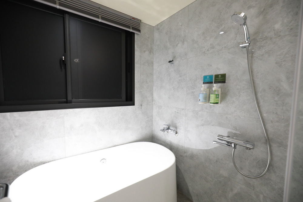 南投埔里｜享想旅宿 REVEL VILLA 。南投寵物友善民宿、溫馨舒適的美式現代風建築、綠意盎然大草皮