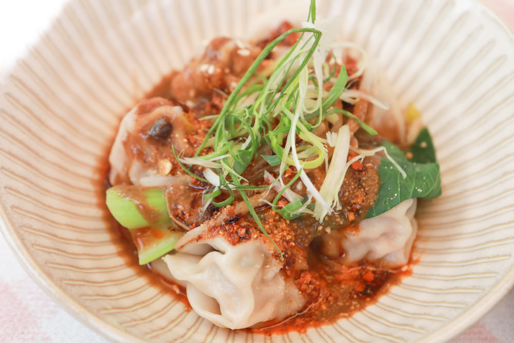 花蓮美食｜南島百合。寵物友善餐廳、隱藏巷弄間的文青復古老宅麵鋪、森林系小餐館、質感露營風、私房牛肉麵必吃