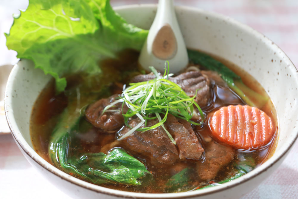 花蓮美食｜南島百合。寵物友善餐廳、隱藏巷弄間的文青復古老宅麵鋪、森林系小餐館、質感露營風、私房牛肉麵必吃