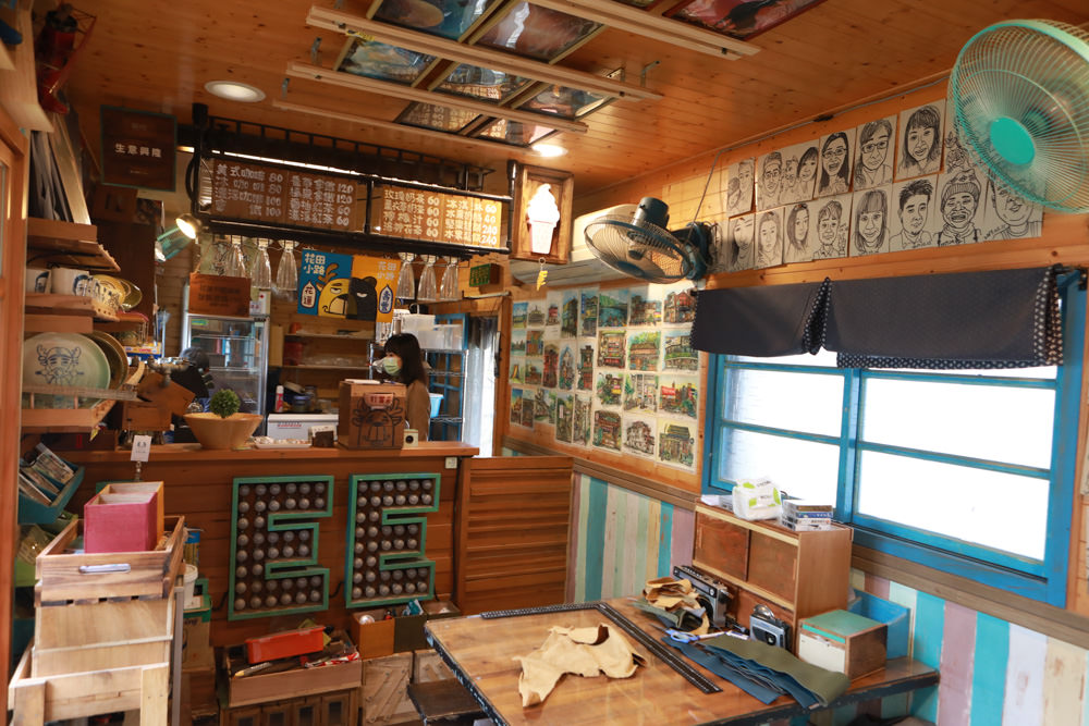 花蓮壽豐景點｜花田小路。貨櫃咖啡屋融合玫瑰花田的風格小店、寵物友善餐廳、銅板價就可以享受採玫瑰花的樂趣！！