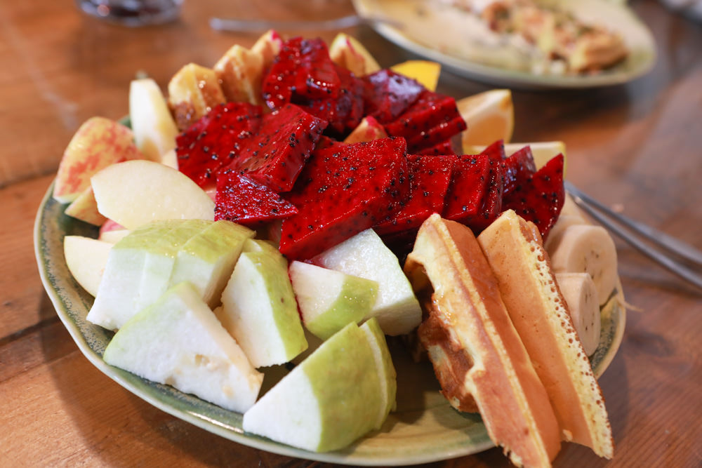 花蓮壽豐景點｜花田小路。貨櫃咖啡屋融合玫瑰花田的風格小店、寵物友善餐廳、銅板價就可以享受採玫瑰花的樂趣！！