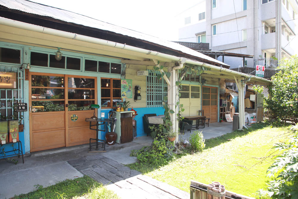 花蓮美食｜平行時空小茶室。老屋咖啡廳、花蓮寵物友善餐廳、復古泡沫紅茶茶舖、懷舊簡餐料理