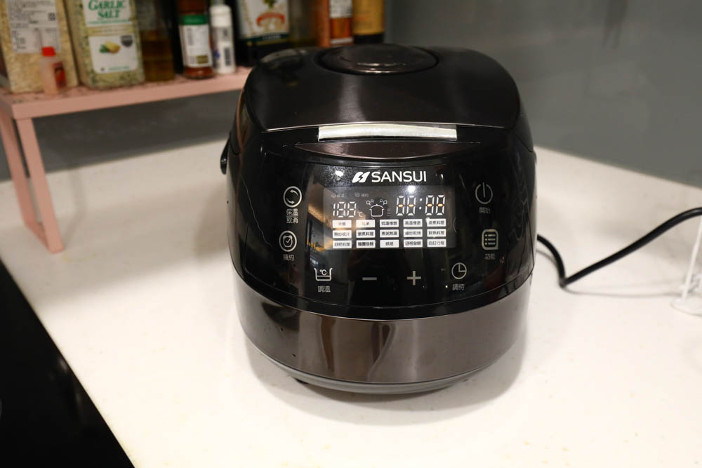 SANSUI山水智能萬用鍋SRC-H58，完勝電子鍋！開蓋熱炒煎烤、舒肥料理、高溫燉煮、蒸煮熬煮、麵糰發酵
