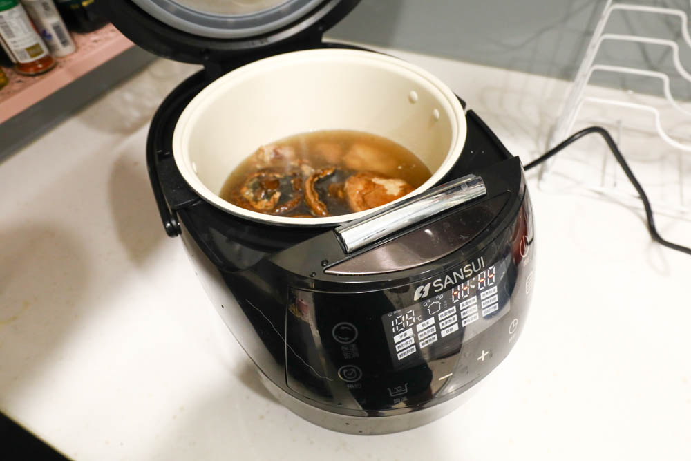 SANSUI山水智能萬用鍋SRC-H58，完勝電子鍋！開蓋熱炒煎烤、舒肥料理、高溫燉煮、蒸煮熬煮、麵糰發酵