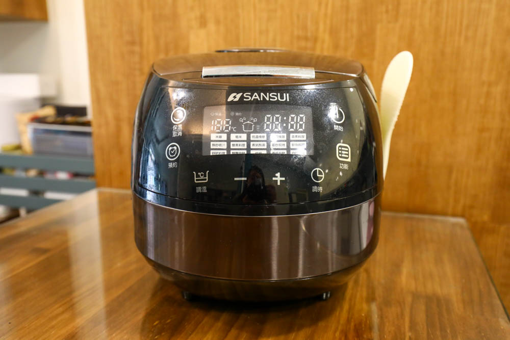 SANSUI山水智能萬用鍋SRC-H58，完勝電子鍋！開蓋熱炒煎烤、舒肥料理、高溫燉煮、蒸煮熬煮、麵糰發酵