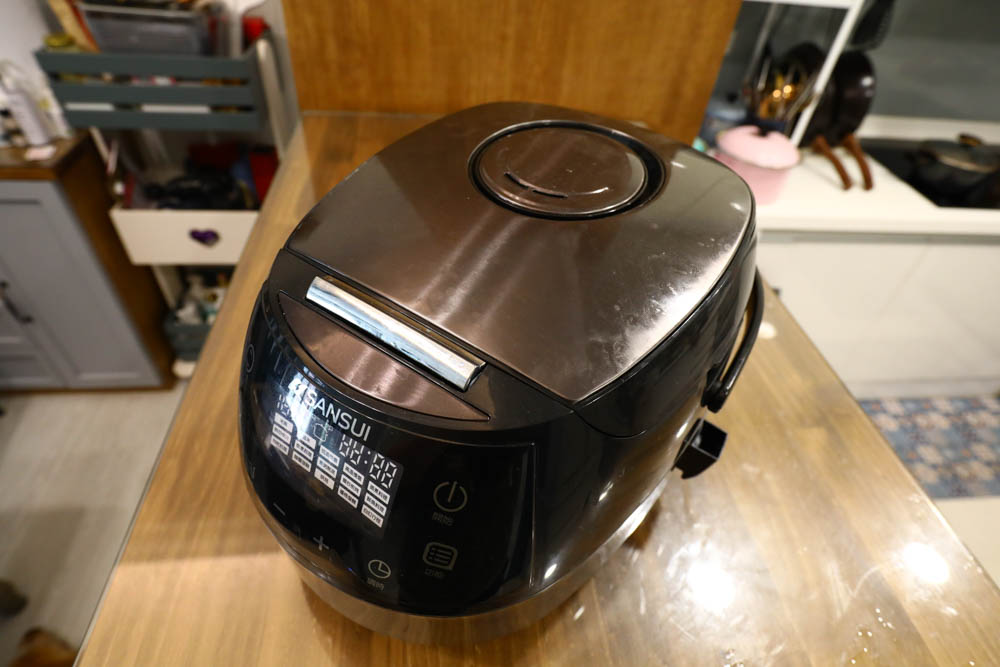 SANSUI山水智能萬用鍋SRC-H58，完勝電子鍋！開蓋熱炒煎烤、舒肥料理、高溫燉煮、蒸煮熬煮、麵糰發酵