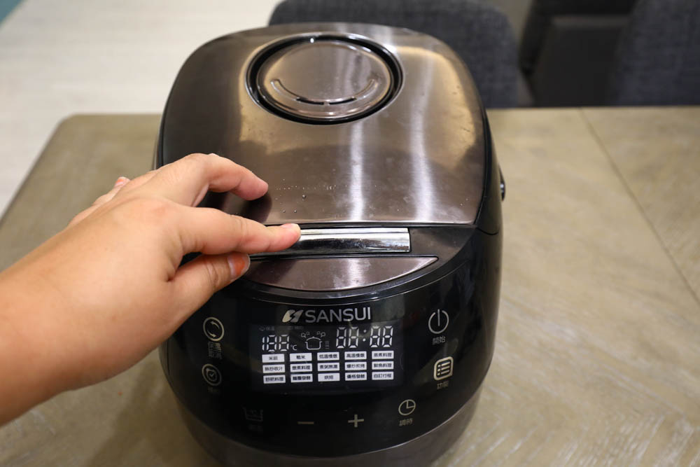 SANSUI山水智能萬用鍋SRC-H58，完勝電子鍋！開蓋熱炒煎烤、舒肥料理、高溫燉煮、蒸煮熬煮、麵糰發酵