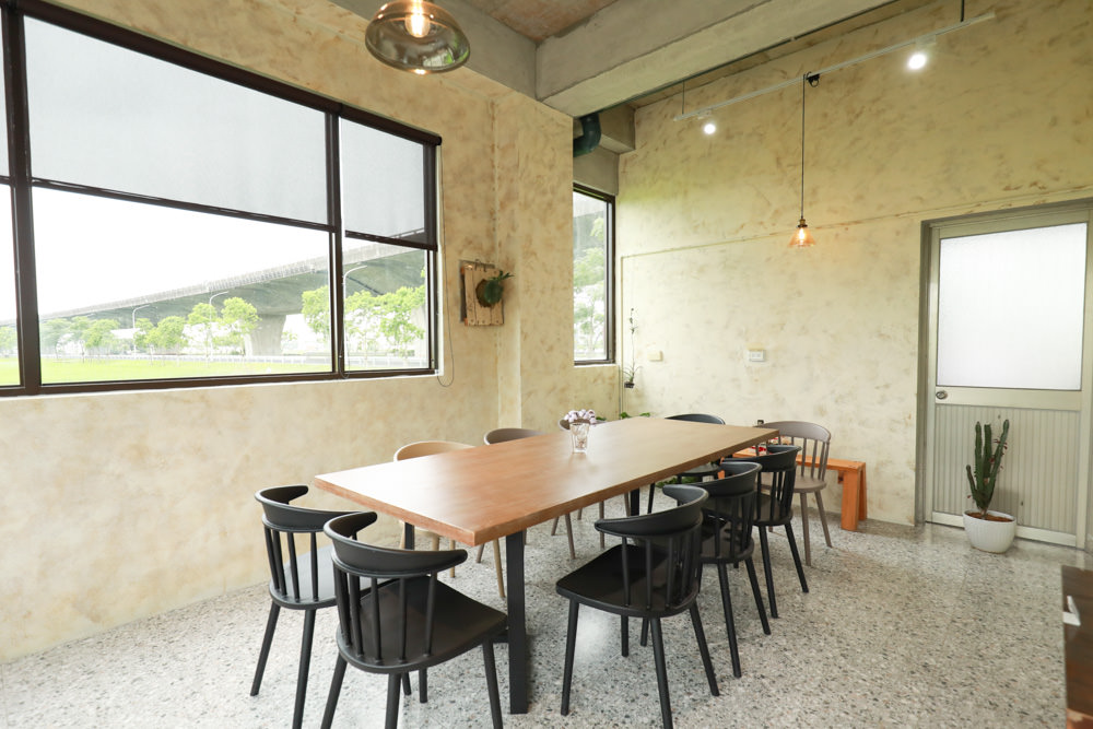 礁溪美食｜萬記商行The One’s Shop咖啡廳。寵物友善餐廳、隱身國道5號旁稻田原野中的景觀咖啡廳