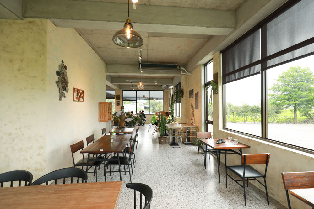 礁溪美食｜萬記商行The One’s Shop咖啡廳。寵物友善餐廳、隱身國道5號旁稻田原野中的景觀咖啡廳
