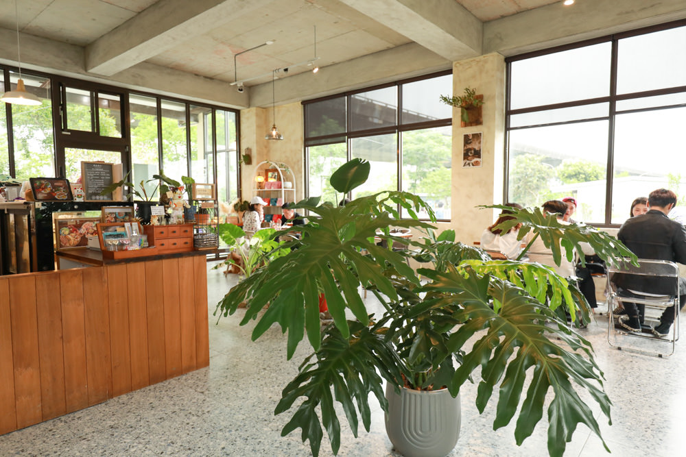 礁溪美食｜萬記商行The One’s Shop咖啡廳。寵物友善餐廳、隱身國道5號旁稻田原野中的景觀咖啡廳