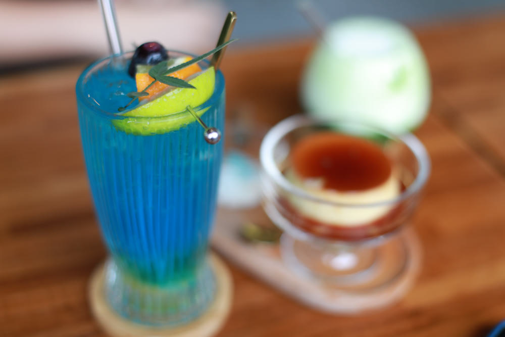 礁溪美食｜萬記商行The One’s Shop咖啡廳。寵物友善餐廳、隱身國道5號旁稻田原野中的景觀咖啡廳