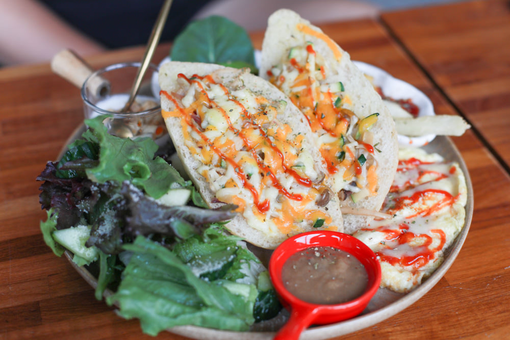 礁溪美食｜萬記商行The One’s Shop咖啡廳。寵物友善餐廳、隱身國道5號旁稻田原野中的景觀咖啡廳