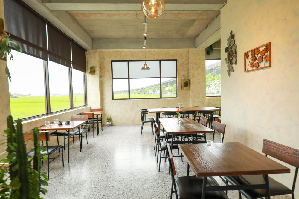 礁溪美食｜萬記商行The One’s Shop咖啡廳。寵物友善餐廳、隱身國道5號旁稻田原野中的景觀咖啡廳