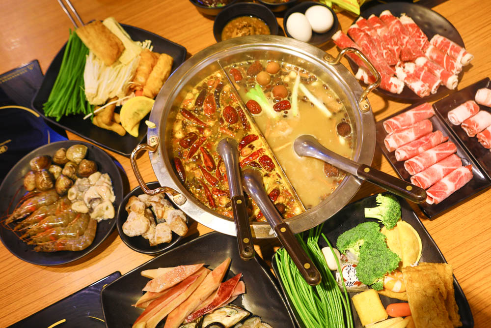蘆洲美食｜蒙古紅鴛鴦麻辣火鍋吃到飽。正宗蒙古火鍋湯頭、上百種新鮮食材、寵物友善餐廳