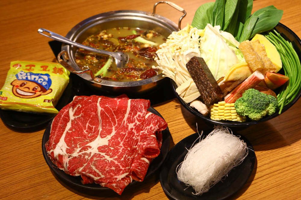 蘆洲美食｜蒙古紅鴛鴦麻辣火鍋吃到飽。正宗蒙古火鍋湯頭、上百種新鮮食材、寵物友善餐廳