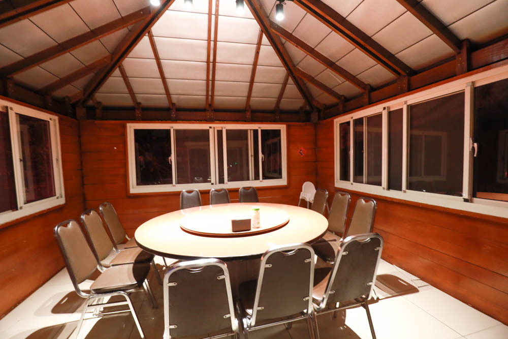 南投清境美食｜好雞婆土雞城餐廳。清境寵物友善餐廳、博望新村內、香草烤雞、熱炒山產、獨特包廂