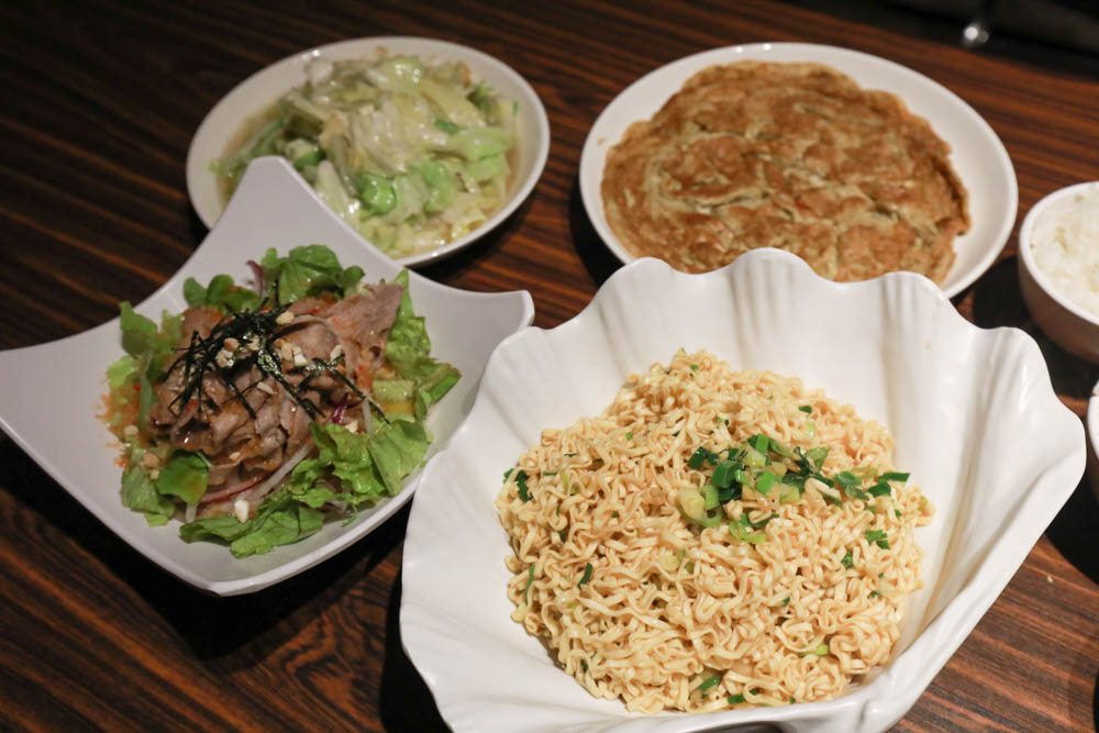 南投清境美食｜好雞婆土雞城餐廳。清境寵物友善餐廳、博望新村內、香草烤雞、熱炒山產、獨特包廂