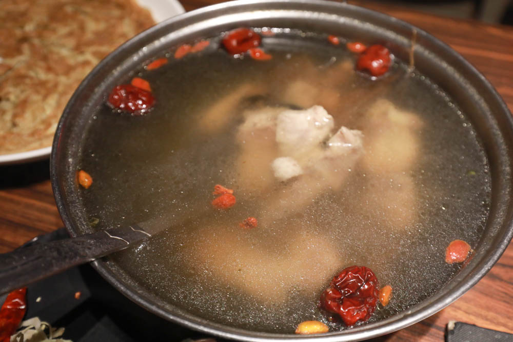 南投清境美食｜好雞婆土雞城餐廳。清境寵物友善餐廳、博望新村內、香草烤雞、熱炒山產、獨特包廂