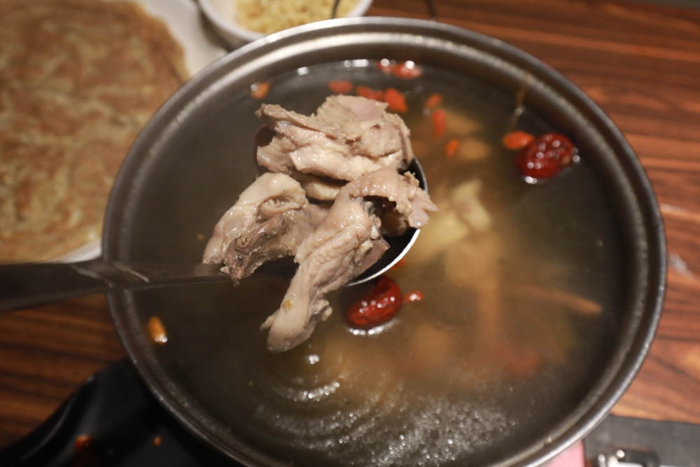 南投清境美食｜好雞婆土雞城餐廳。清境寵物友善餐廳、博望新村內、香草烤雞、熱炒山產、獨特包廂