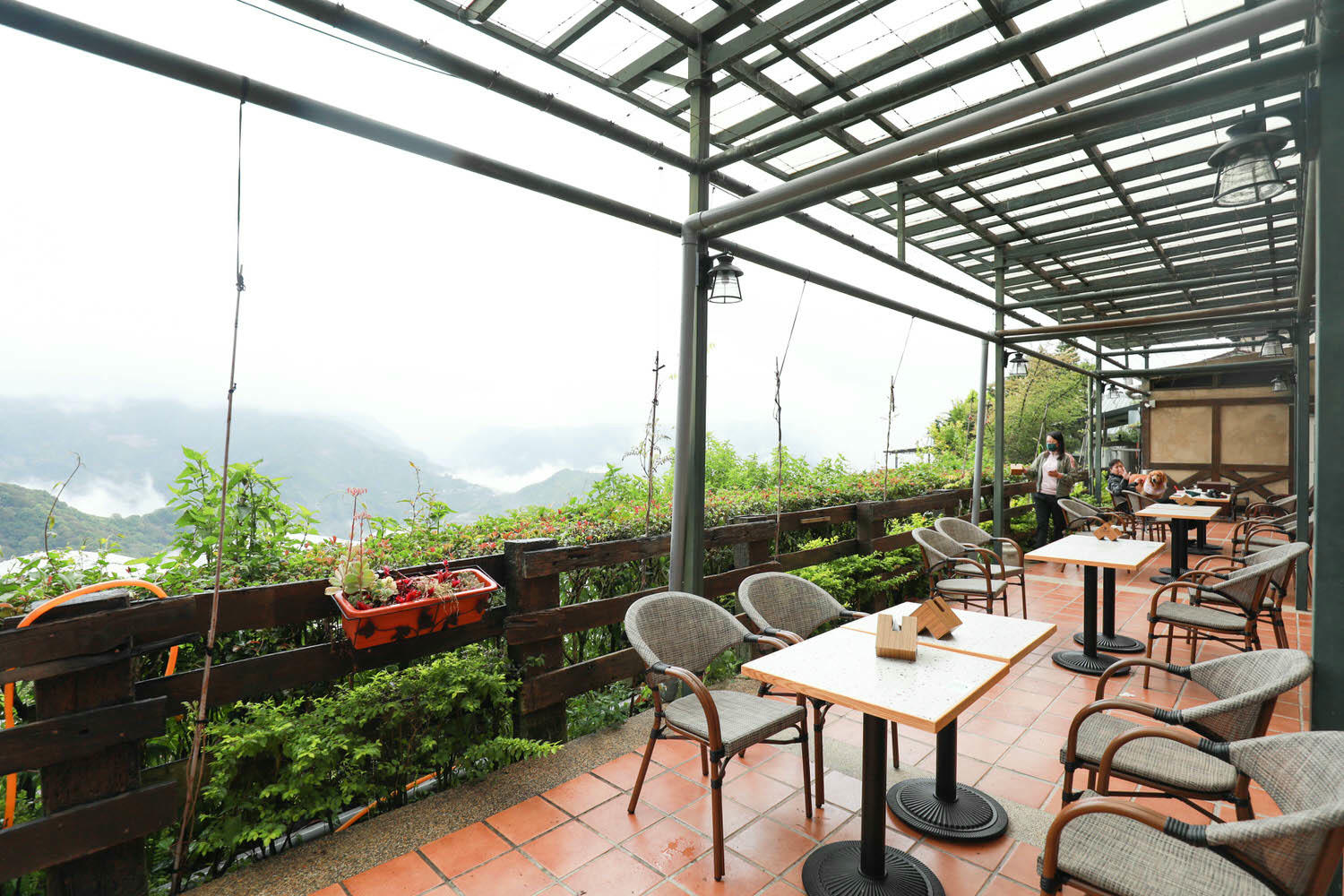 南投清境｜見晴花園渡假山莊。清境寵物友善民宿、星空樓中樓帳篷、懶人豪華露營、露營車、一泊三食