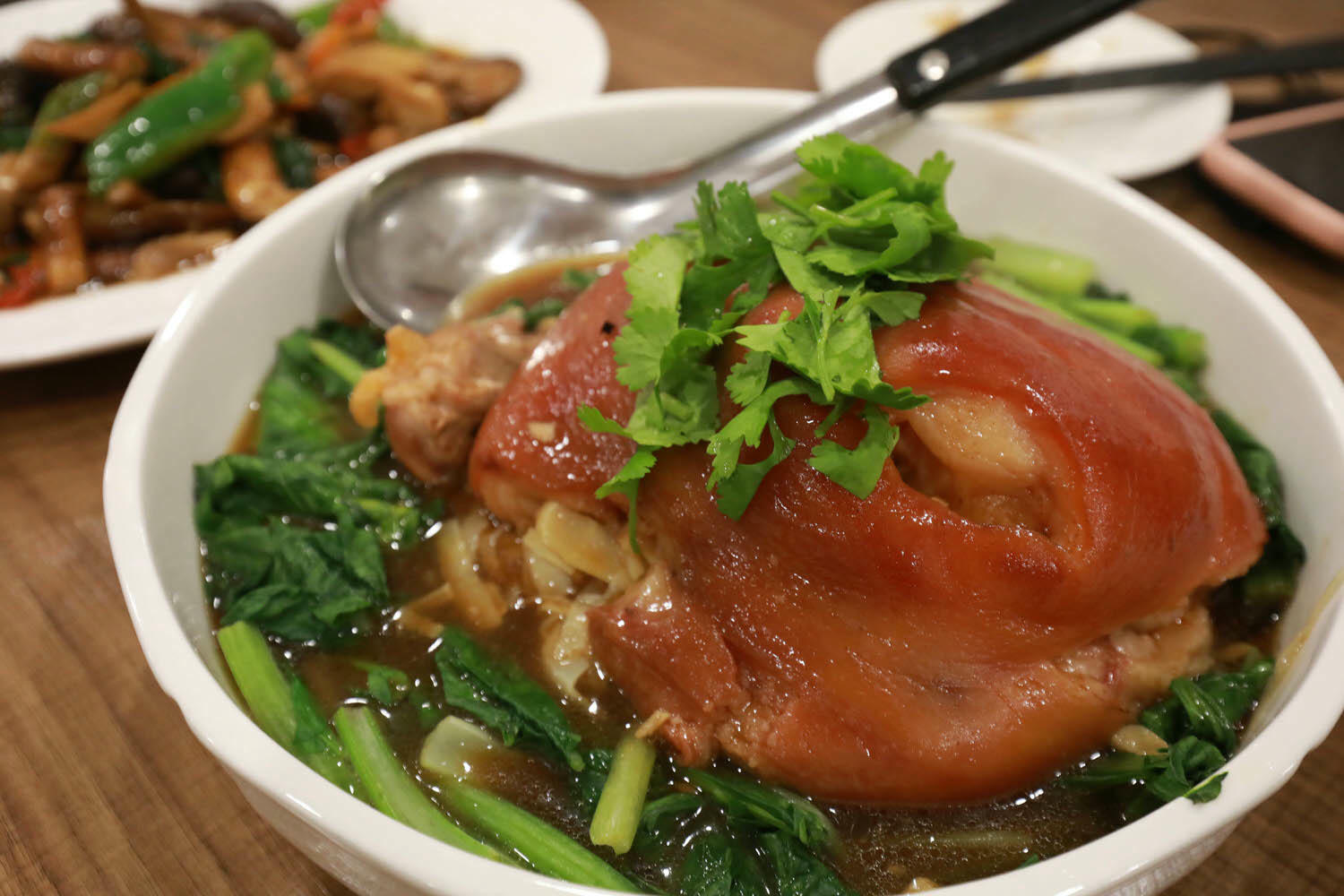 南投清境｜見晴花園渡假山莊。清境寵物友善民宿、星空樓中樓帳篷、懶人豪華露營、露營車、一泊三食