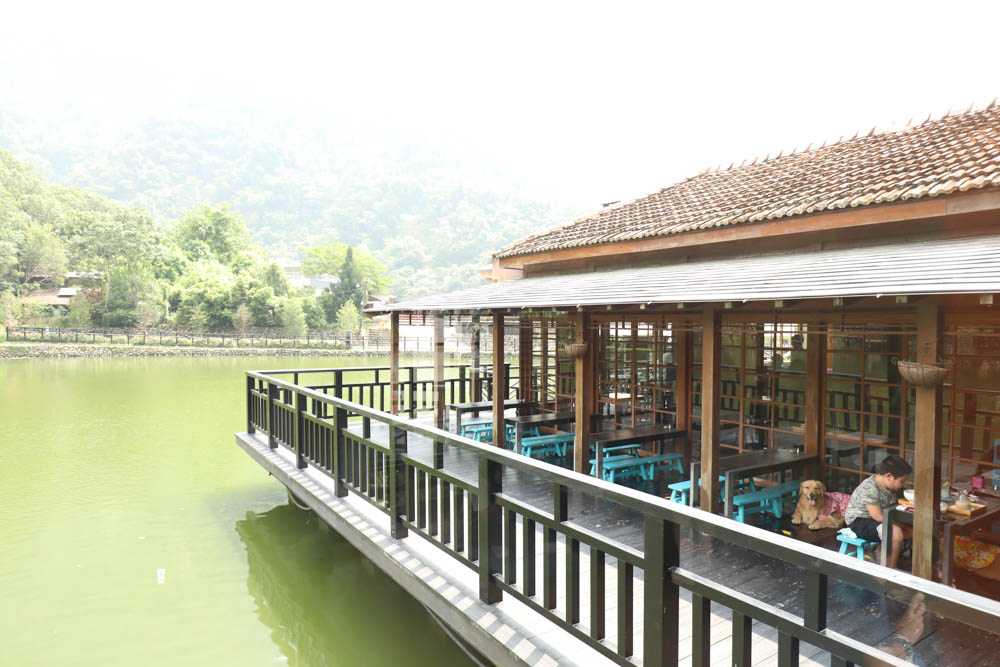 南投車埕｜隱茶STEAM。絕美日式茶屋、車埕貯木池畔旁、日式建築、湖畔景觀、戶外座位區可攜帶寵物、寵物友善