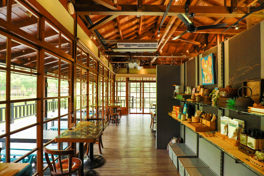 南投車埕｜隱茶STEAM。絕美日式茶屋、車埕貯木池畔旁、日式建築、湖畔景觀、戶外座位區可攜帶寵物、寵物友善