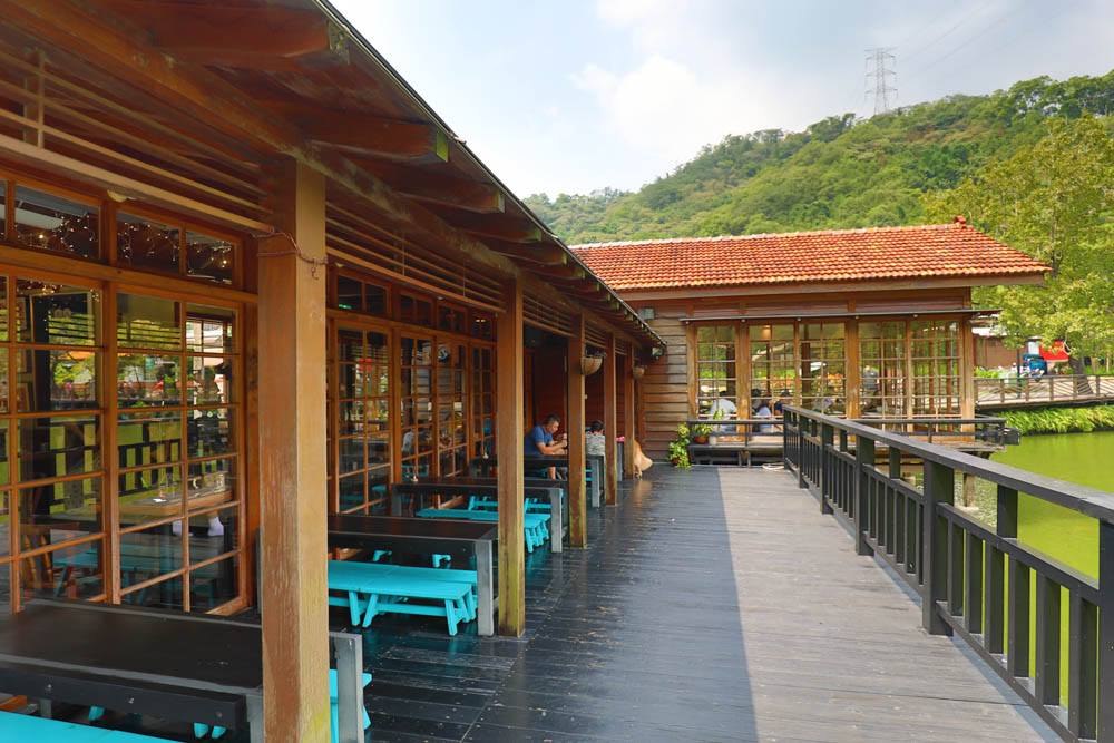 南投車埕｜隱茶STEAM。絕美日式茶屋、車埕貯木池畔旁、日式建築、湖畔景觀、戶外座位區可攜帶寵物、寵物友善