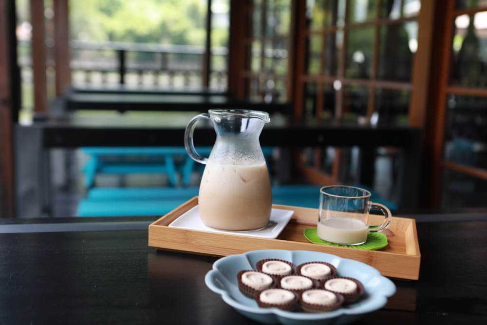 南投車埕｜隱茶STEAM。絕美日式茶屋、車埕貯木池畔旁、日式建築、湖畔景觀、戶外座位區可攜帶寵物、寵物友善