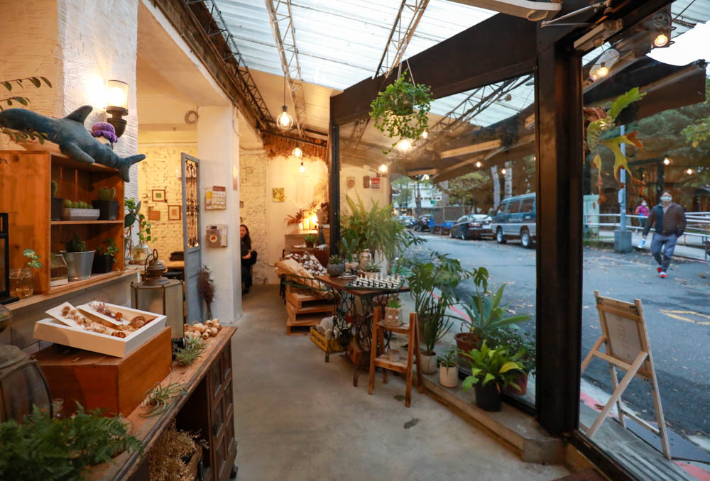 台北大直美食|野草咖啡Green room Cafe。台北寵物友善餐廳、森林系玻璃屋咖啡廳、實踐大學旁 - 第4張圖 台北大直美食|野草咖啡Green room Cafe。台北寵物友善餐廳、森林系玻璃屋咖啡廳、實踐大學旁