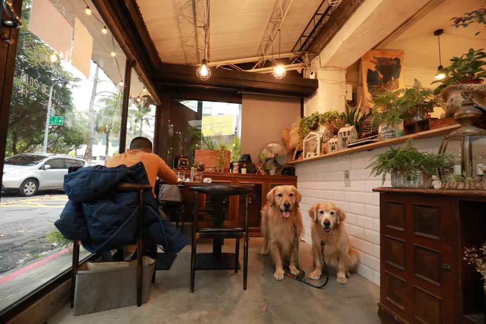 台北大直美食|野草咖啡Green room Cafe。台北寵物友善餐廳、森林系玻璃屋咖啡廳、實踐大學旁 - 第11張圖 台北大直美食|野草咖啡Green room Cafe。台北寵物友善餐廳、森林系玻璃屋咖啡廳、實踐大學旁