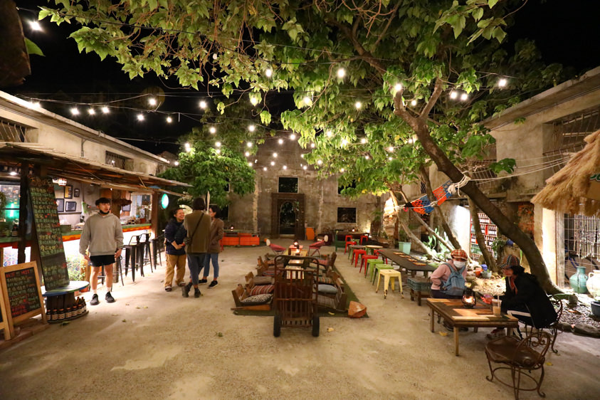 墾丁恆春美食|鈕扣倉庫。露天廢墟酒吧、墾丁夜生活、寵物友善餐廳 - 第13張圖 墾丁恆春美食|鈕扣倉庫。露天廢墟酒吧、墾丁夜生活、寵物友善餐廳
