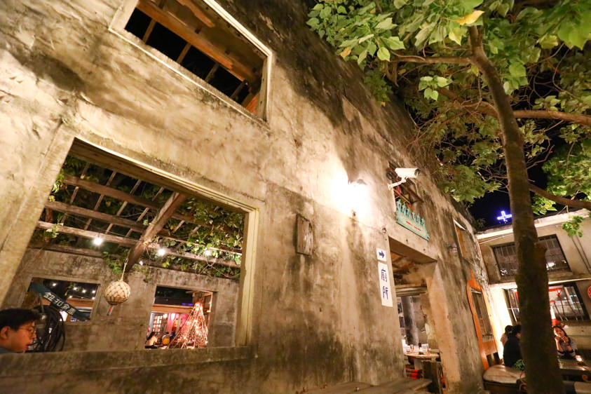 墾丁恆春美食|鈕扣倉庫。露天廢墟酒吧、墾丁夜生活、寵物友善餐廳 - 第14張圖 墾丁恆春美食|鈕扣倉庫。露天廢墟酒吧、墾丁夜生活、寵物友善餐廳