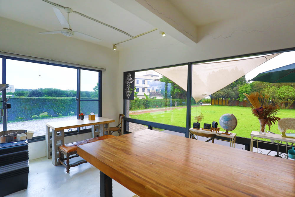 淡水景觀咖啡廳｜錘子咖啡烘焙坊Twi A Coffee Roasters、鄰近三芝北海岸、秘境別墅寬敞絕美庭院、職人手沖咖啡、寵物友善餐廳