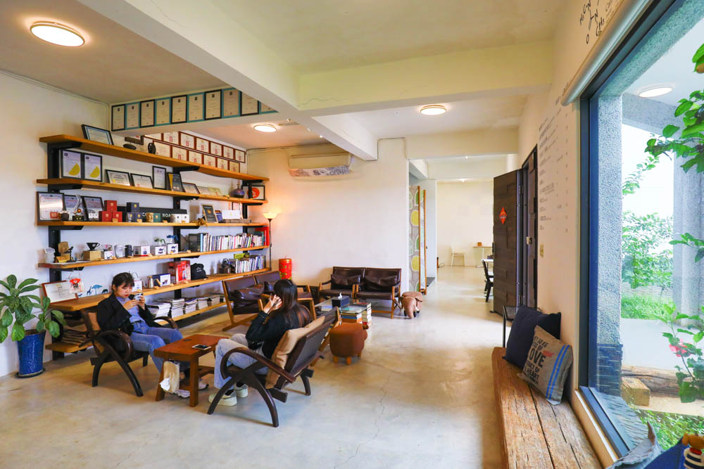 淡水景觀咖啡廳｜錘子咖啡烘焙坊Twi A Coffee Roasters、鄰近三芝北海岸、秘境別墅寬敞絕美庭院、職人手沖咖啡、寵物友善餐廳