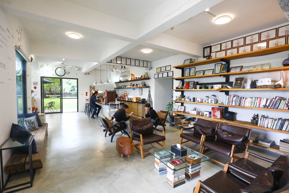 淡水景觀咖啡廳｜錘子咖啡烘焙坊Twi A Coffee Roasters、鄰近三芝北海岸、秘境別墅寬敞絕美庭院、職人手沖咖啡、寵物友善餐廳